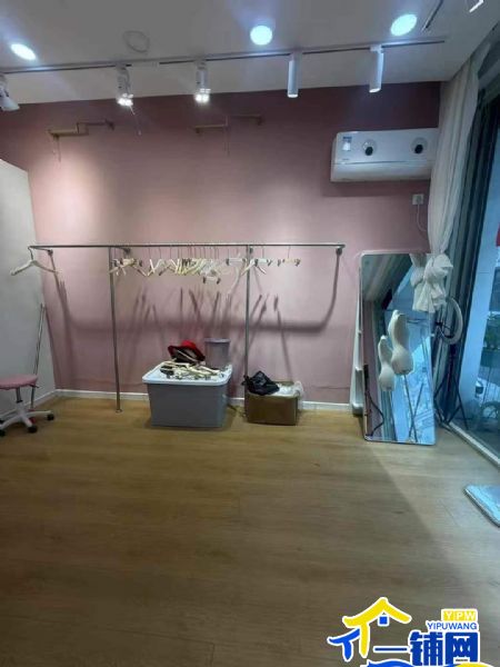 ��һ���������н�Ůװ��ת��ʵ��ͼƬ